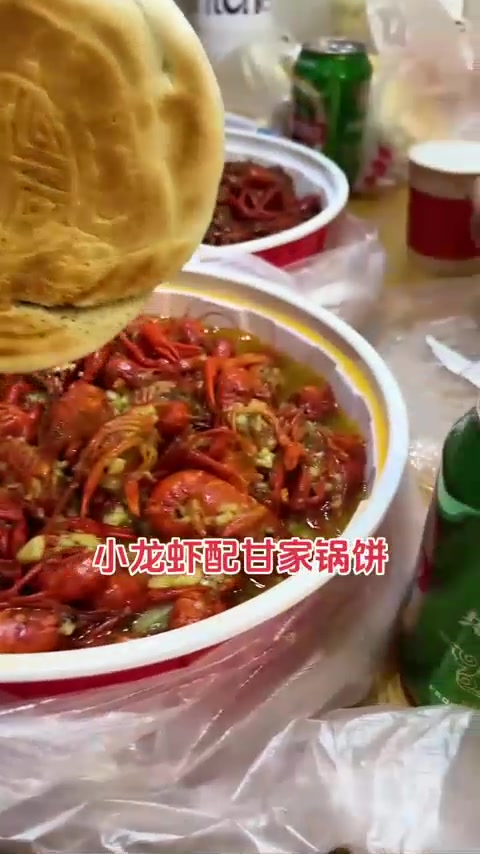 排队买小龙虾，小龙虾配啤酒