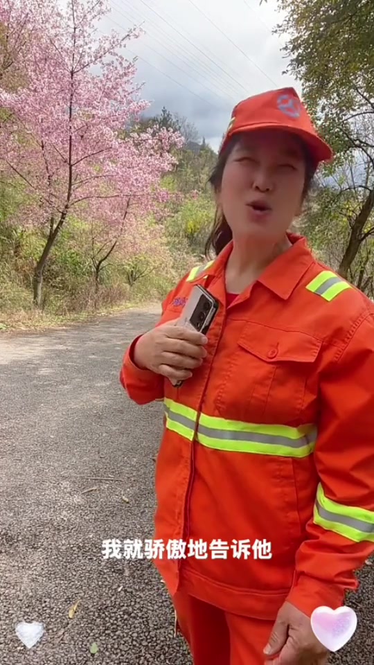 再唱一首家乡的歌春天一到，这里就是人间仙境油菜花漫山遍野，百花齐放，鸟语花香我的家乡，美得