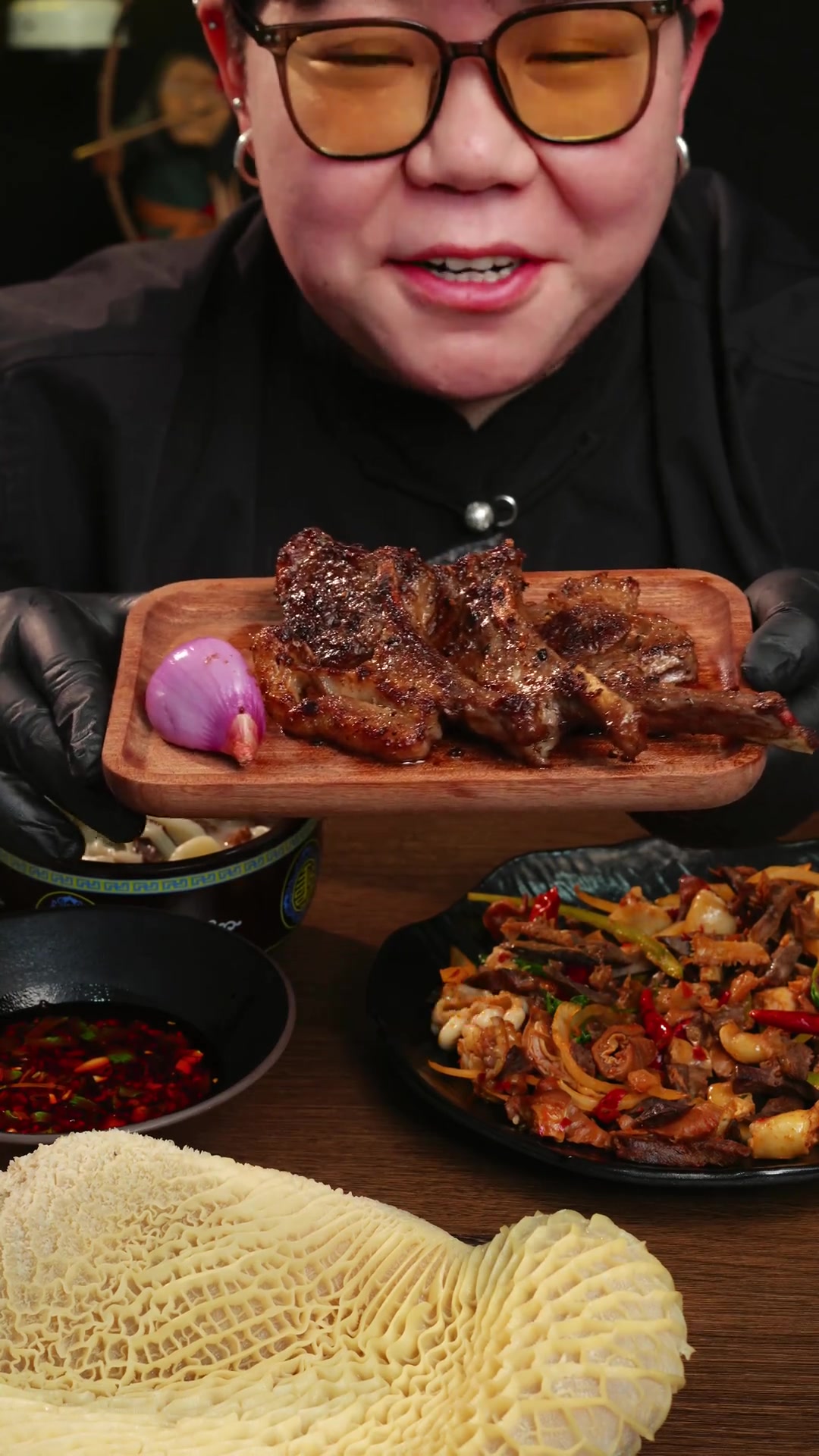 95后蒙古族姑娘挑战万粉，金钱肚与肉干面的美食盛宴