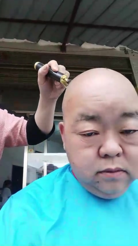 我太太是个能人，理个头发可以单手