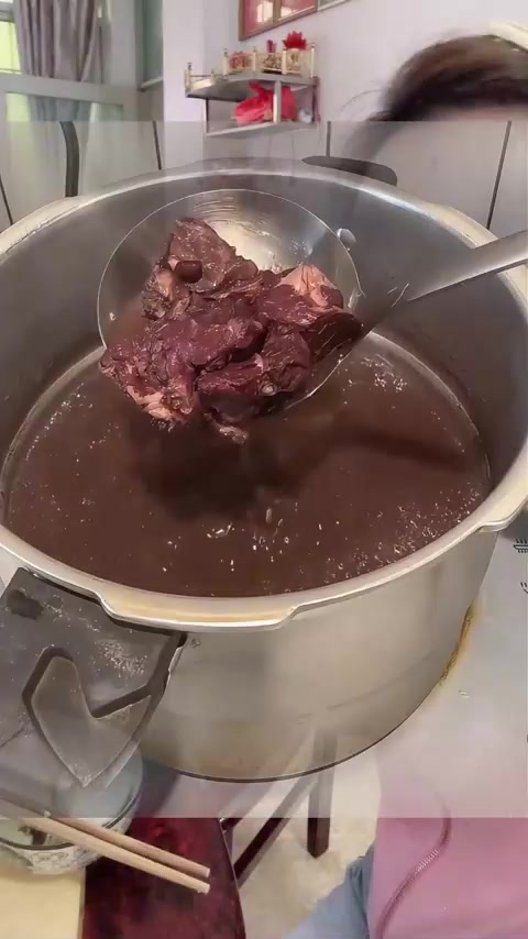 黑豆炖猪尾骨很好喝！