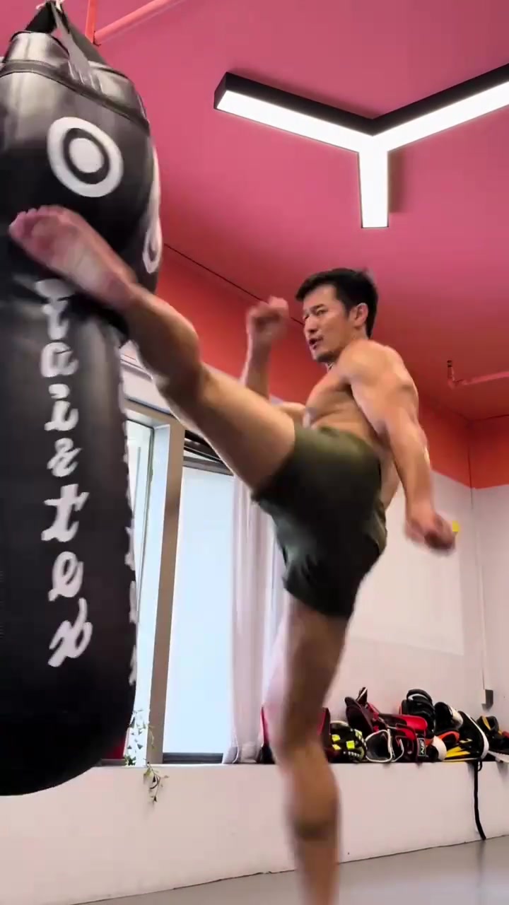 肌肉男，抗击打训练