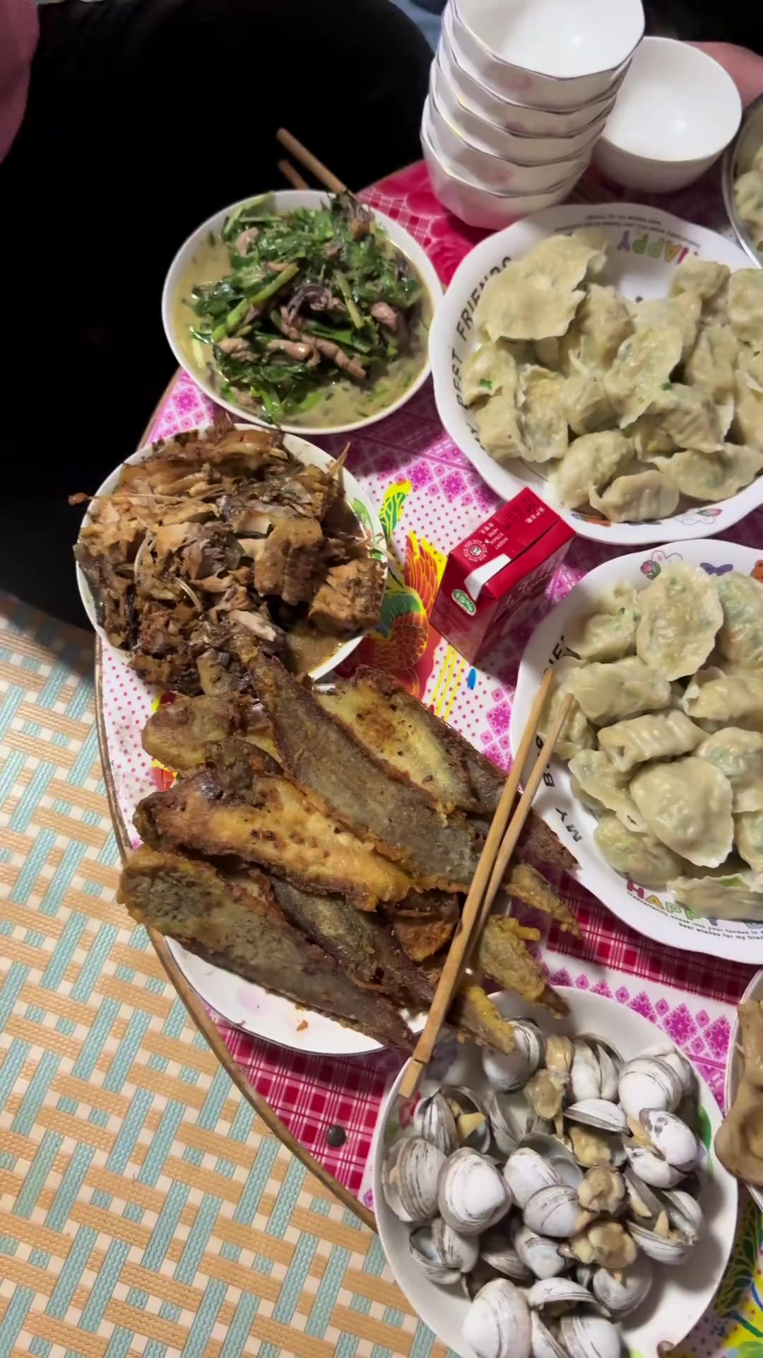 仙人洞镇马道口村热炕头农家饭菜香,萝卜丝韭菜馅饺子真是好吃