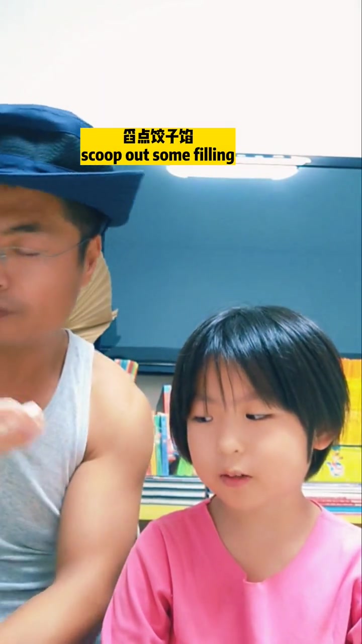 米米第一次尝试包饺子,学习一下包饺子的英文咋说How,to,wrap,iaozi