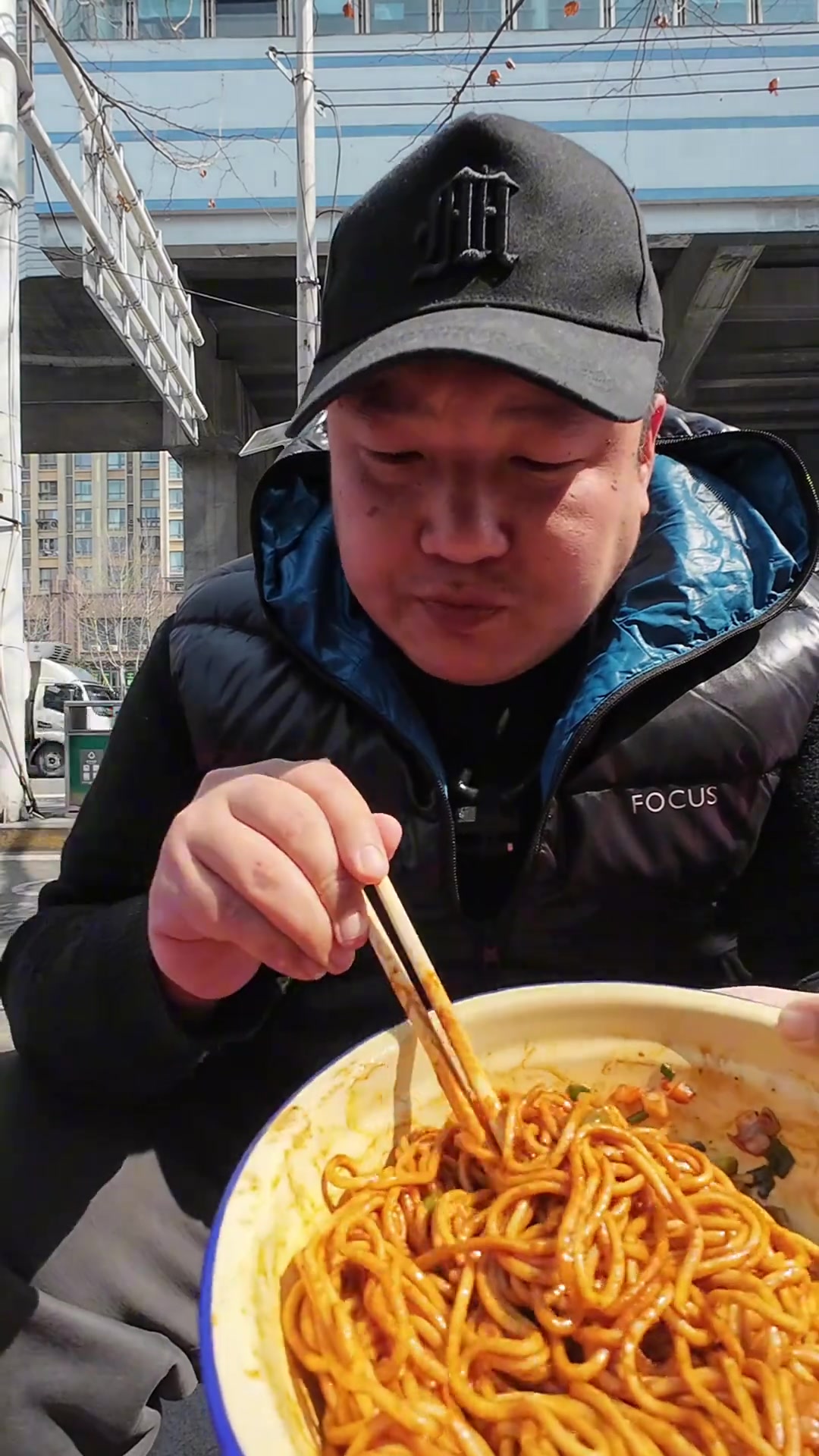 武汉美食:热干面与牛肉面的双重诱惑