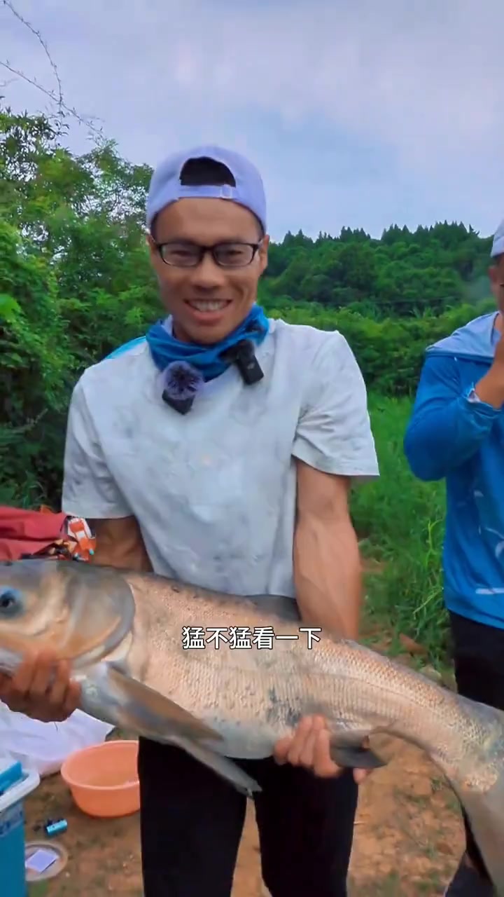 今天在河边钓这鱼钓得那叫一个过瘾啊