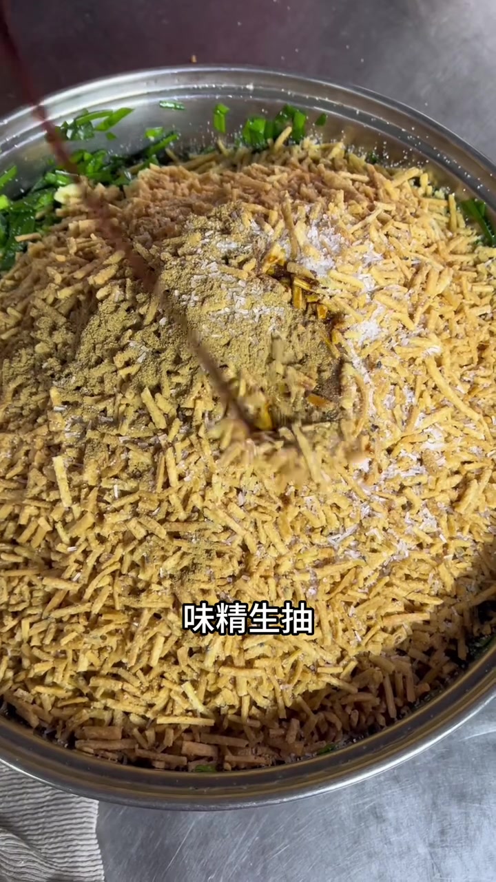今天婆婆给我们包韭菜鸡蛋馅的包子，老好吃了