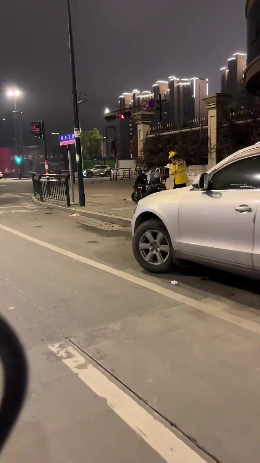 下次别点六寸蛋糕了我一个人吃不完请同事吃他也不吃