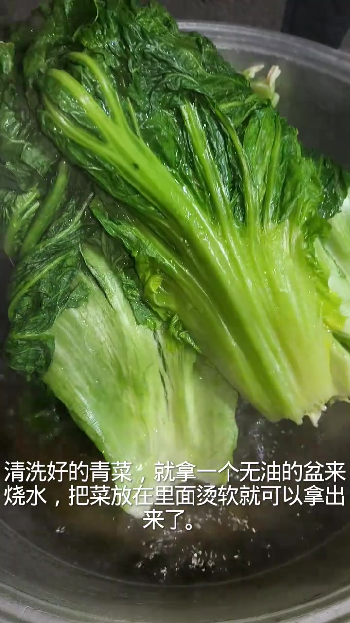 贵州家乡味道一颗像玫瑰花一样漂亮的青菜做出来的酸菜用来煮肉沫粉酸汤特别美味,一片就有一碗特