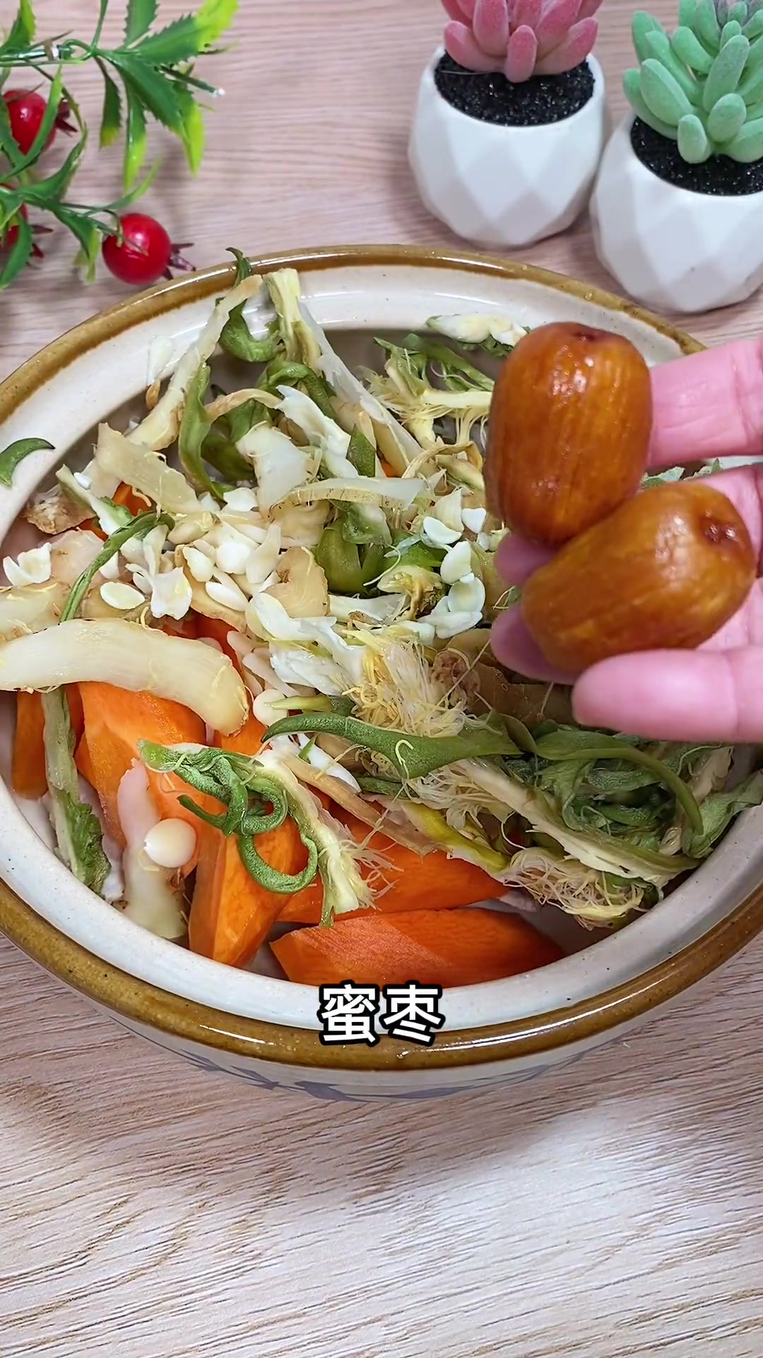煎炸零食吃多易上火，来碗霸王花瘦肉汤