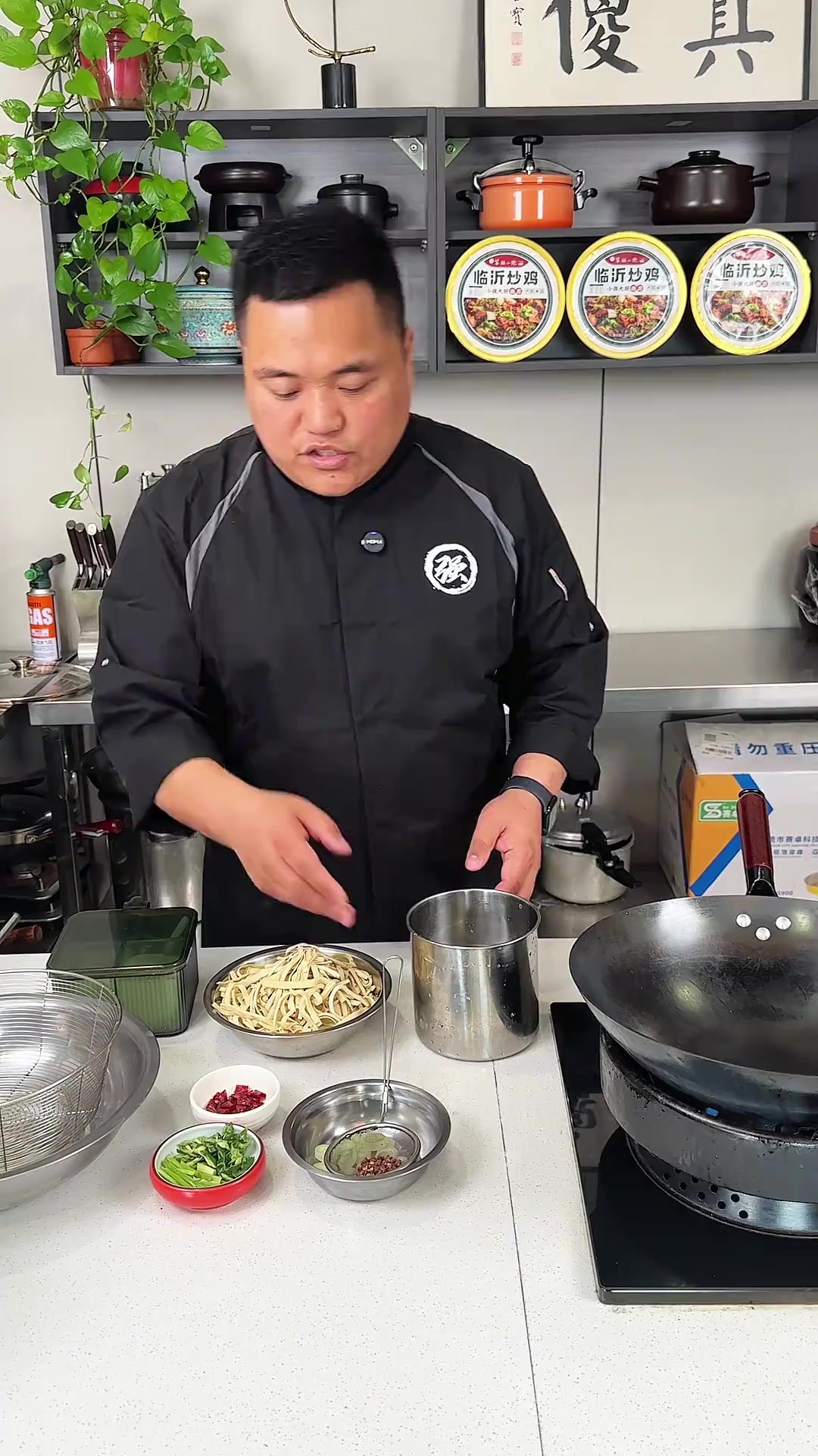 清炒豆腐皮夏天到了,吃个清爽解腻的豆腐皮别提多爽了!