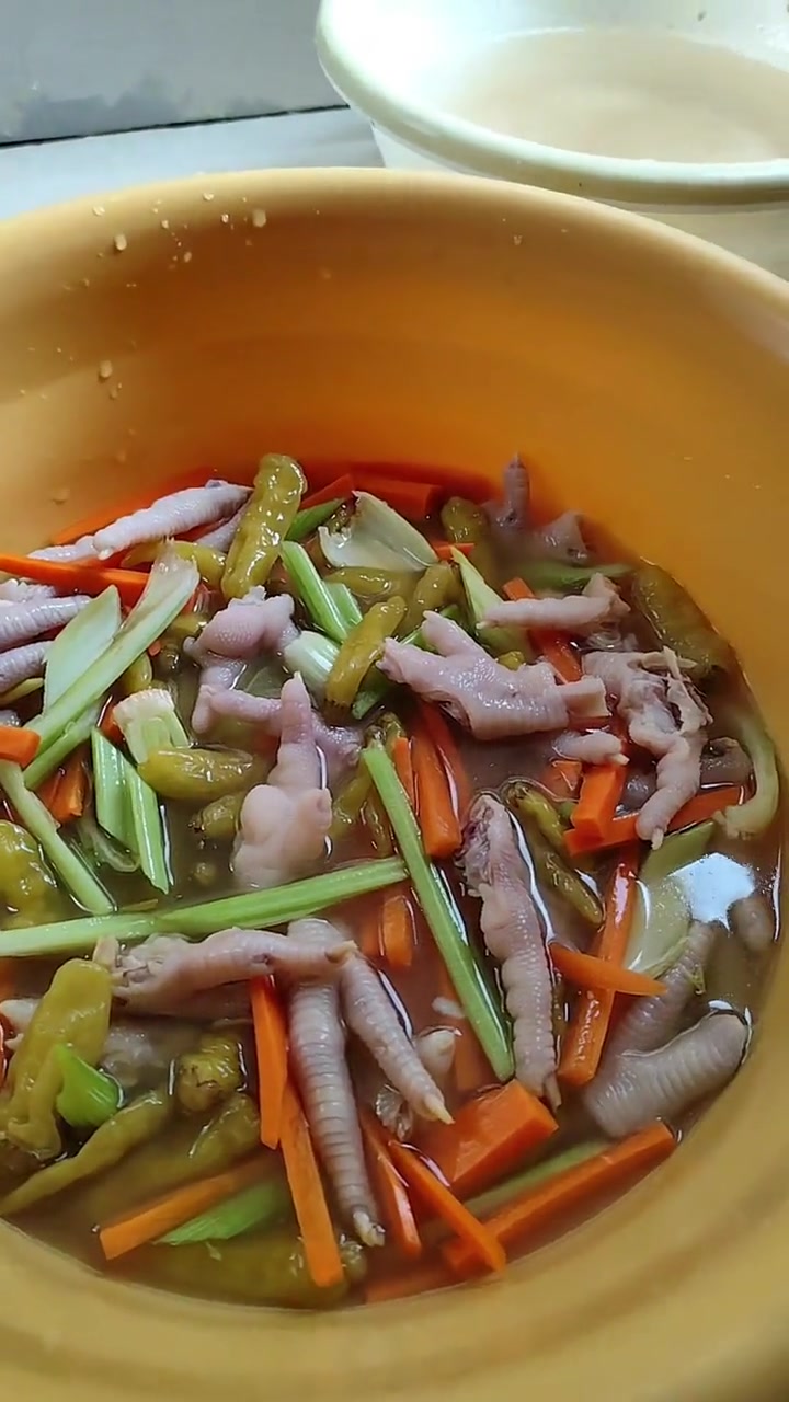 柠檬酸辣鸡爪，开胃下饭，多在家做少吃外卖