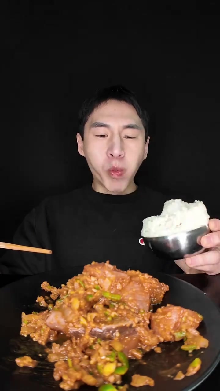 大鲂鱼配酸泡菜，鲜爽开胃，美味加倍！
