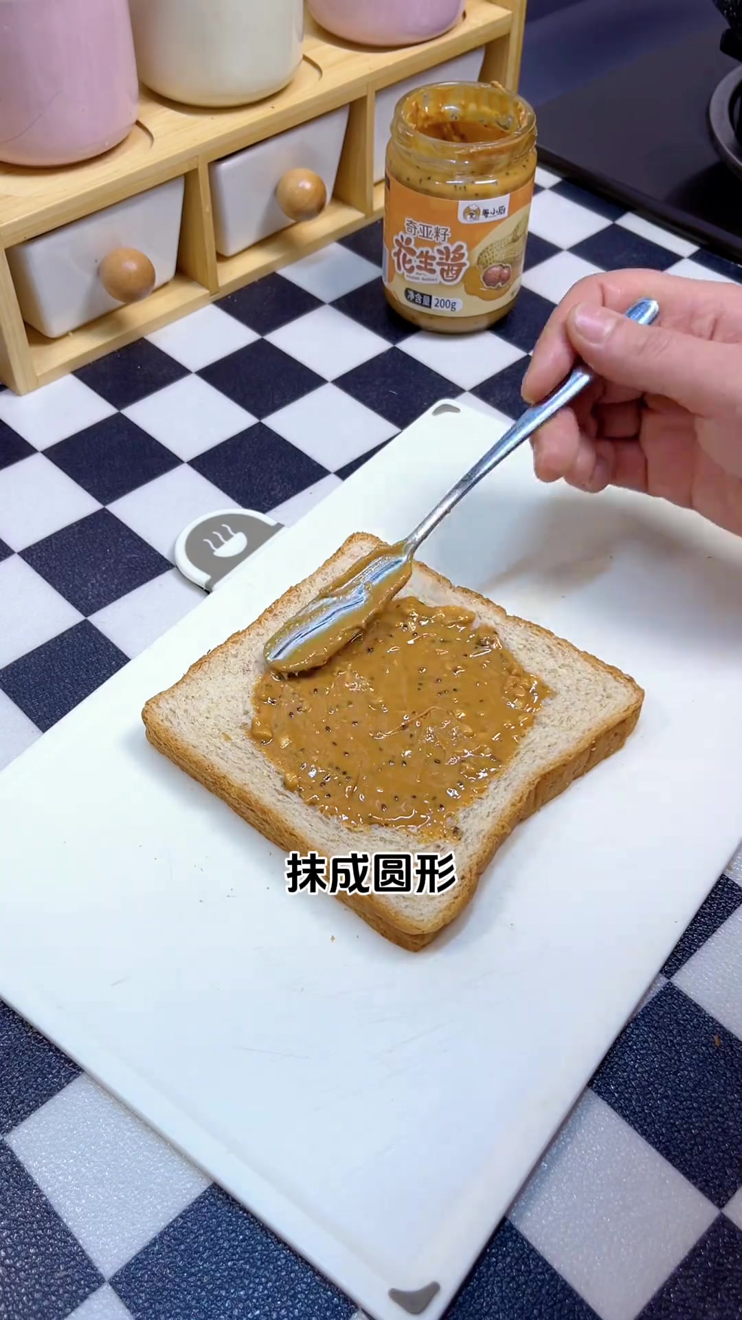 儿童营养早餐，造型吐司配蒸汤饭团