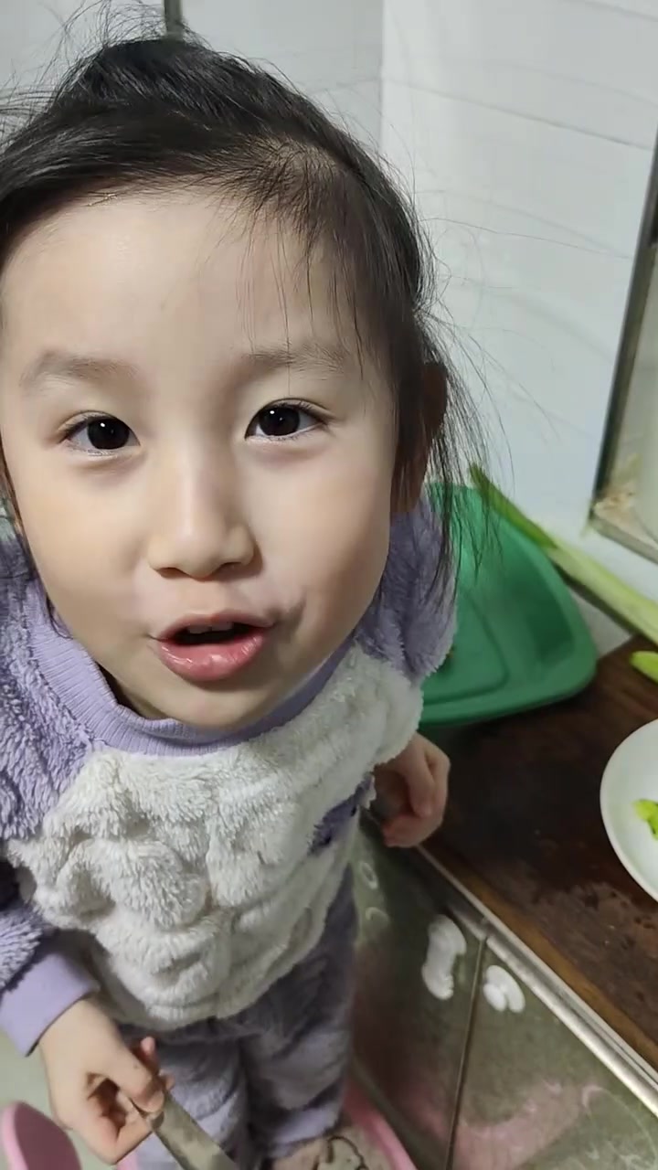 这小孩在厨房切菜，萌态十足 #小孩 #厨房趣事