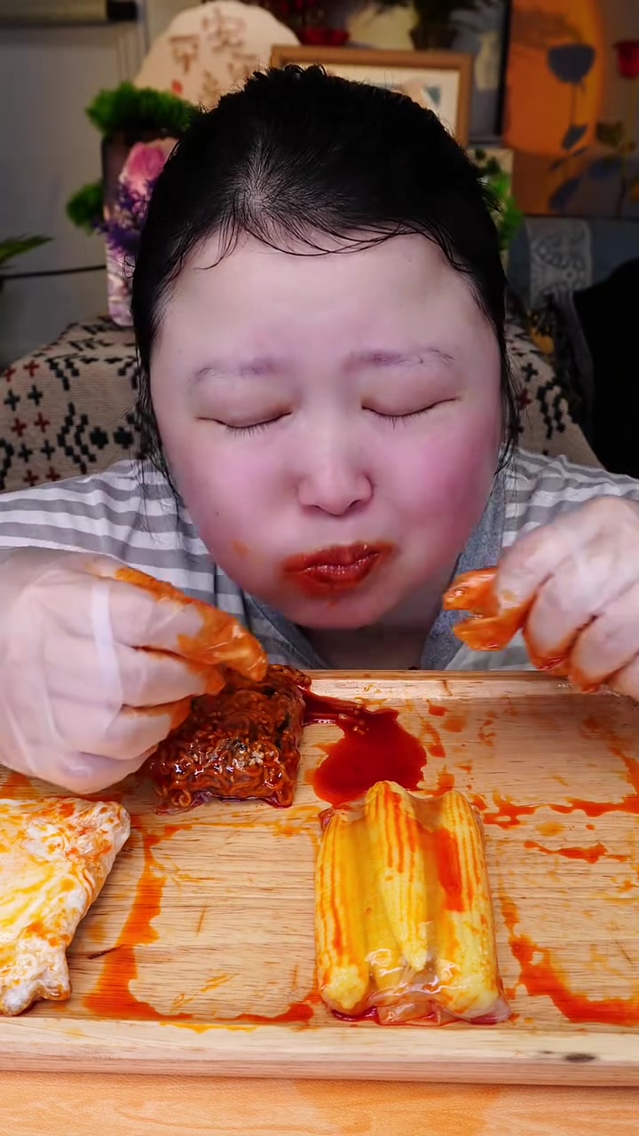 好烦哦，今天没胃口，吃点春卷皮包各种美食#吃好喝好过春天 #老铁的春日食录 #老铁带你炫美