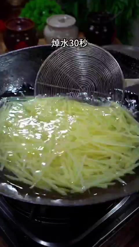 青椒土豆丝，上桌就光盘，做法简单又好吃