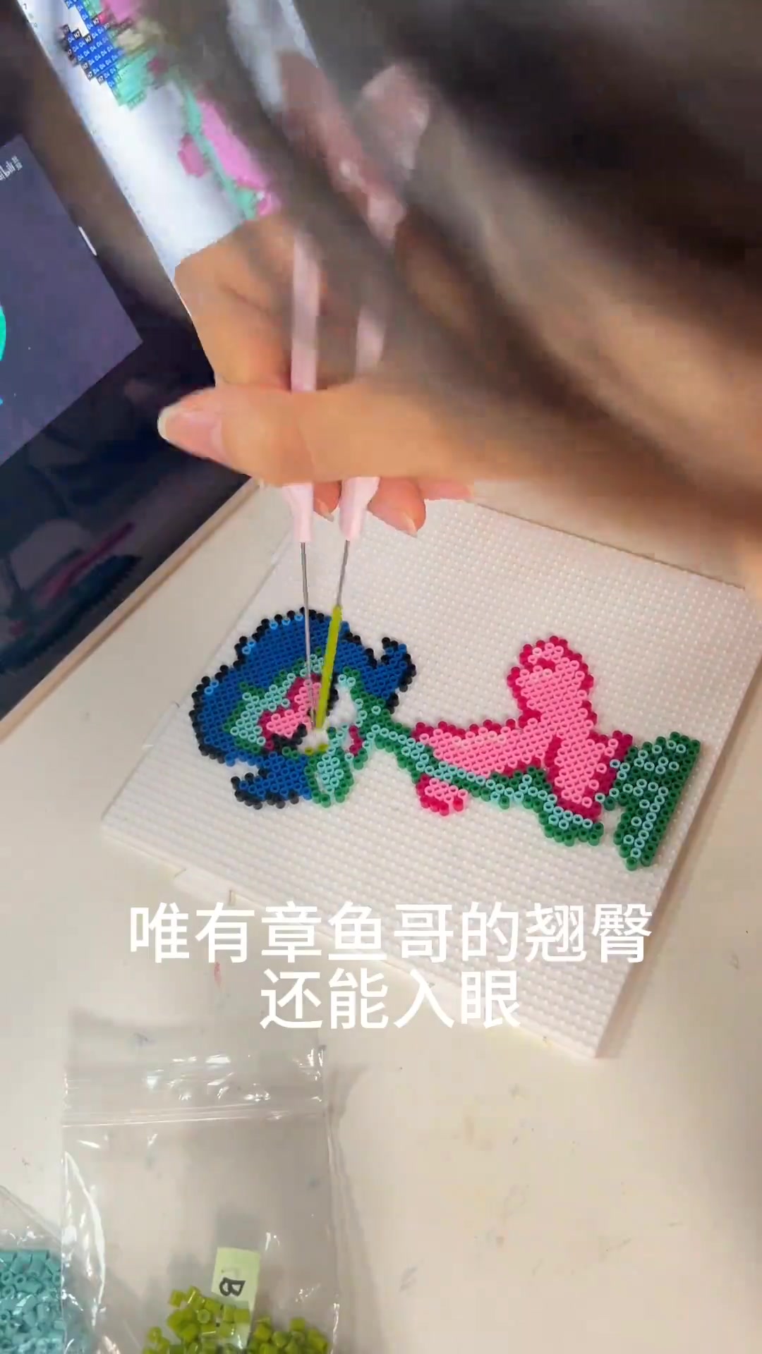 拼豆手工还原章鱼哥从蟹堡王辞职的场景