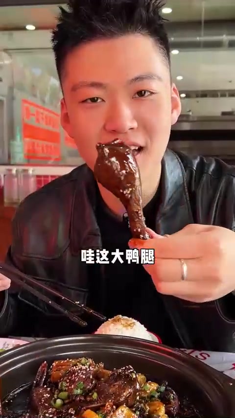 不准睡！都给我起来吃夜宵！