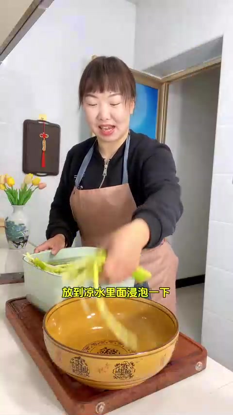 竹笋不仅可泡着吃，还能做凉拌竹笋丝，脆辣爽口超过瘾