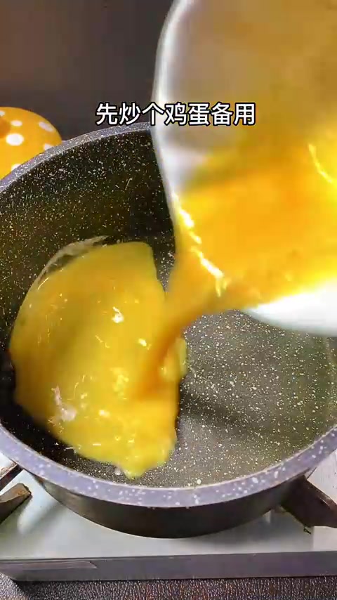用馄饨皮做10分钟搞定的菠菜鸡蛋面片汤，鲜美好吃