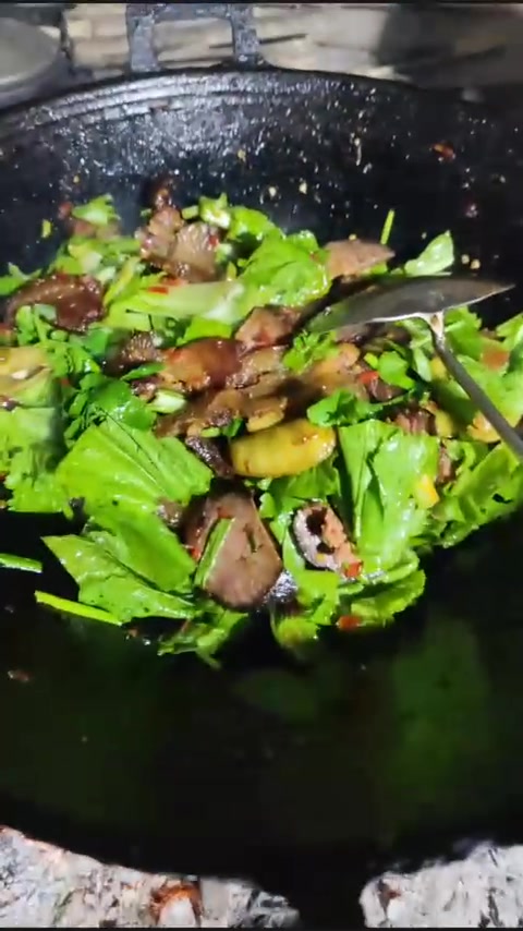 来我家吃饭，柴火腊肉炒青菜干锅