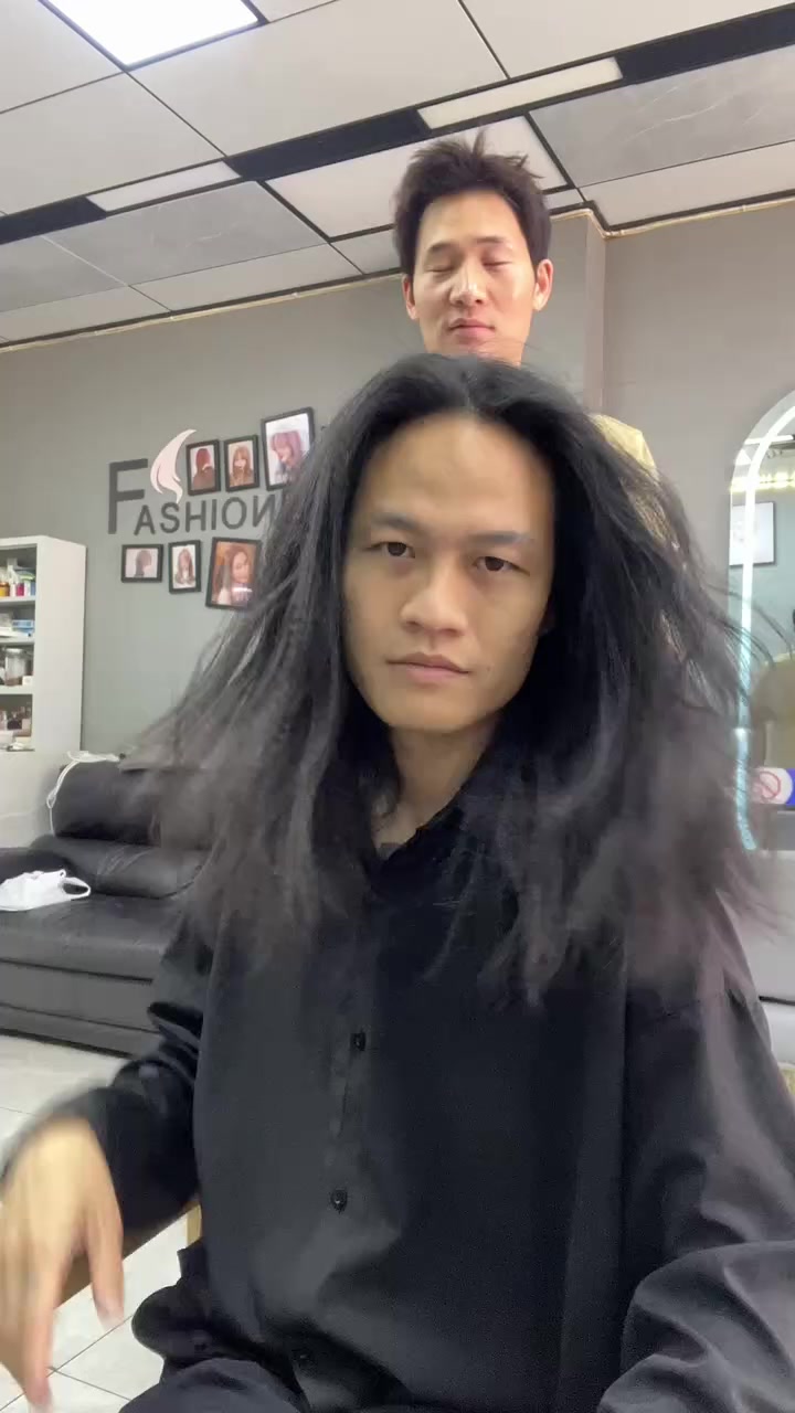 最新款（龙须背头）这款霸气十足的龙须背头，可以在你择偶的时候获得优先权，喜欢的男同学可以搞