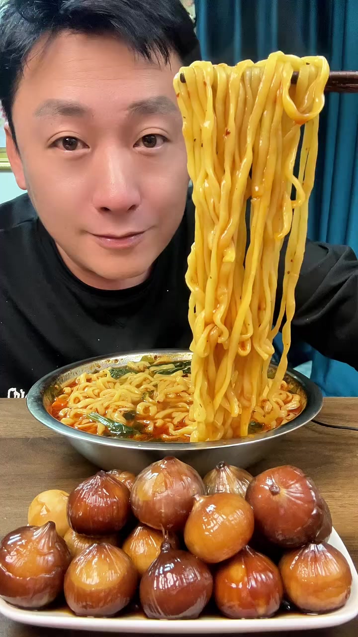 深夜沉浸式泡面，今麦郎辣白菜乌冬面，灵魂宵夜！