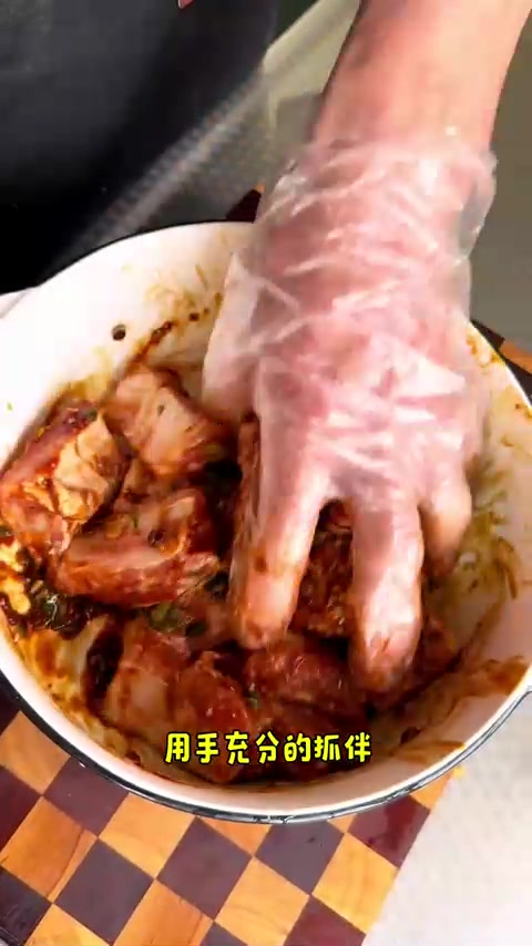 这道糯米蒸排骨太受欢迎，排骨软烂脱骨，糯米香，巨好吃，做法简