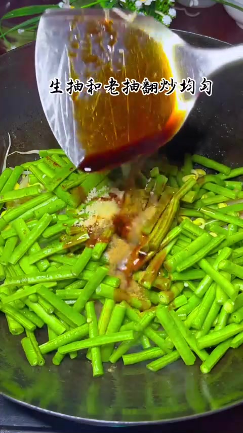 河南美食蒸面条配上蒜瓣