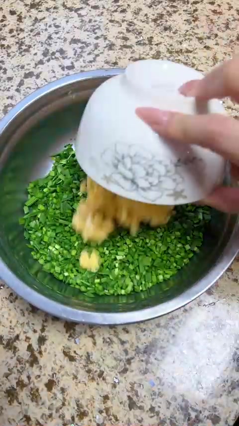 晚饭蒸15个韭菜鸡蛋包子，透鲜就着稀饭娘俩吃饱