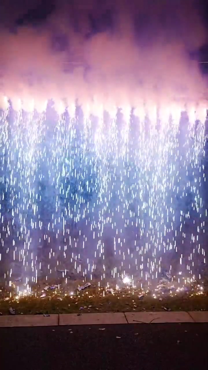 天鹅湖这场瀑布烟花秀太震撼了