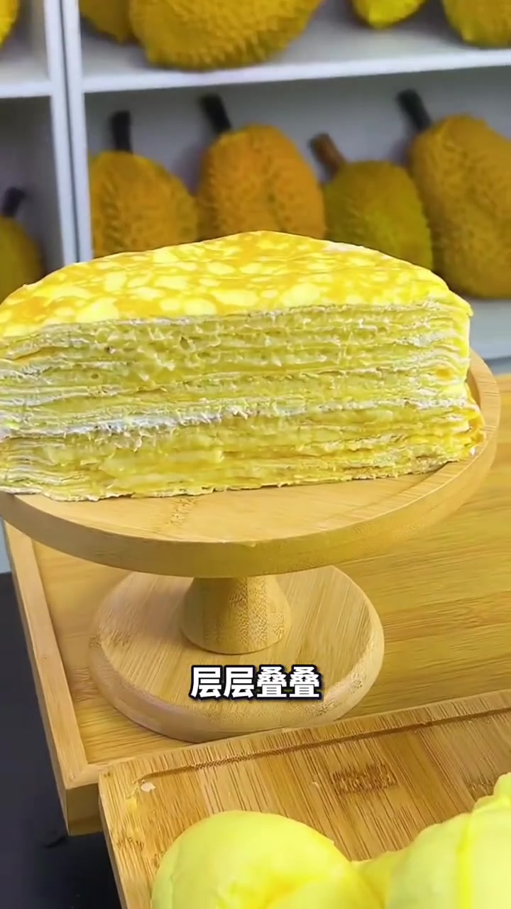 这款猫山王虎皮榴莲千层蛋糕,70%都是榴莲果肉,既是吃蛋糕也是吃猫山王榴莲,真是太过瘾了!