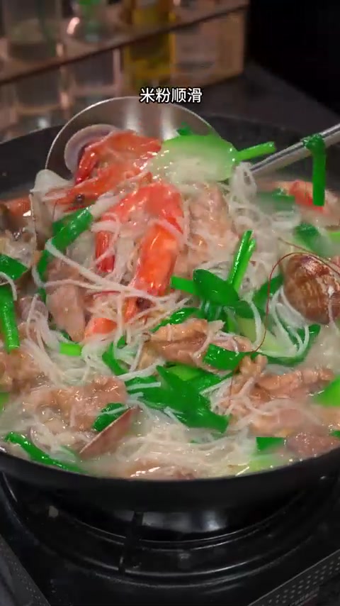 天热了，来上这样一碗海鲜米粉汤，真的三碗都不够