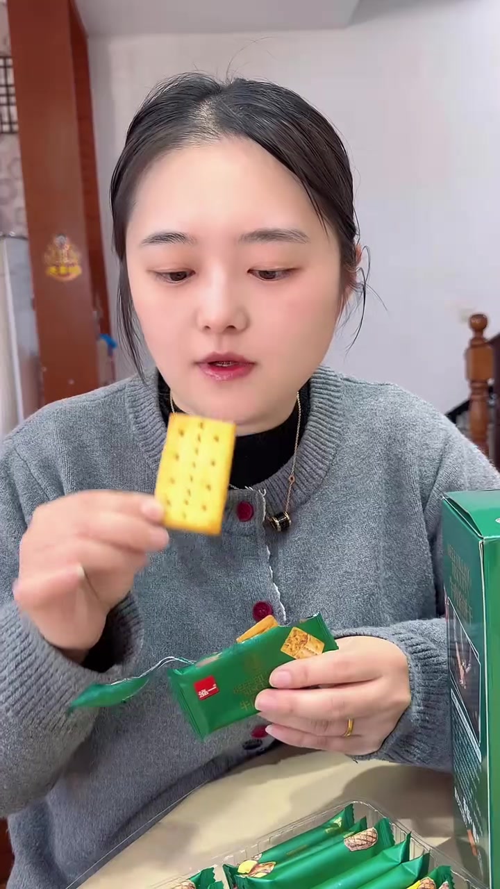 第二次给大家分享这个好吃的饼干了，家里2小只和公婆都喜欢吃。味道香，口感酥脆，想吃的姐妹们