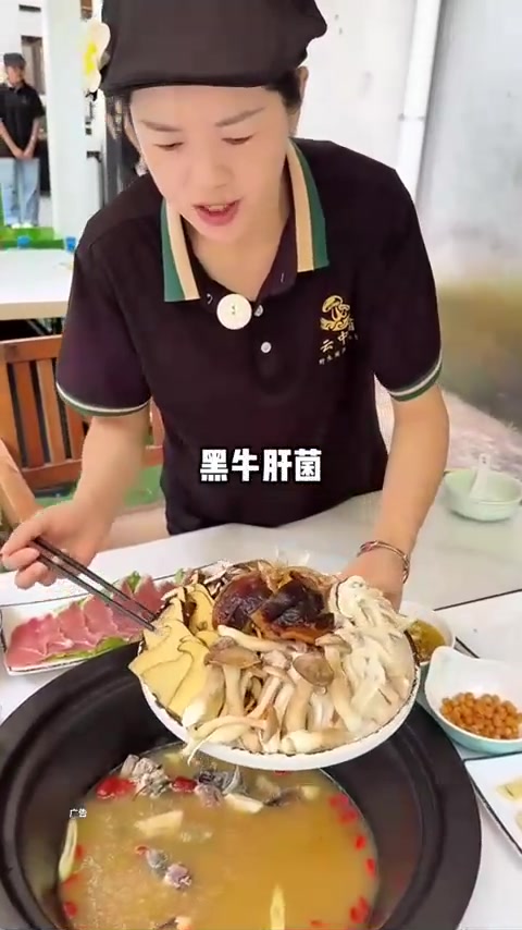 版纳本地朋友带路找到的告庄菌子蒸汽火锅