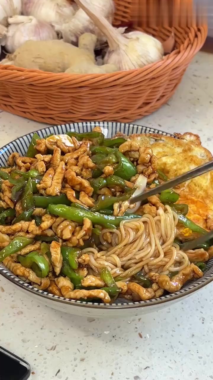 一定要试试这碗黏糊糊的青椒肉丝拌面！