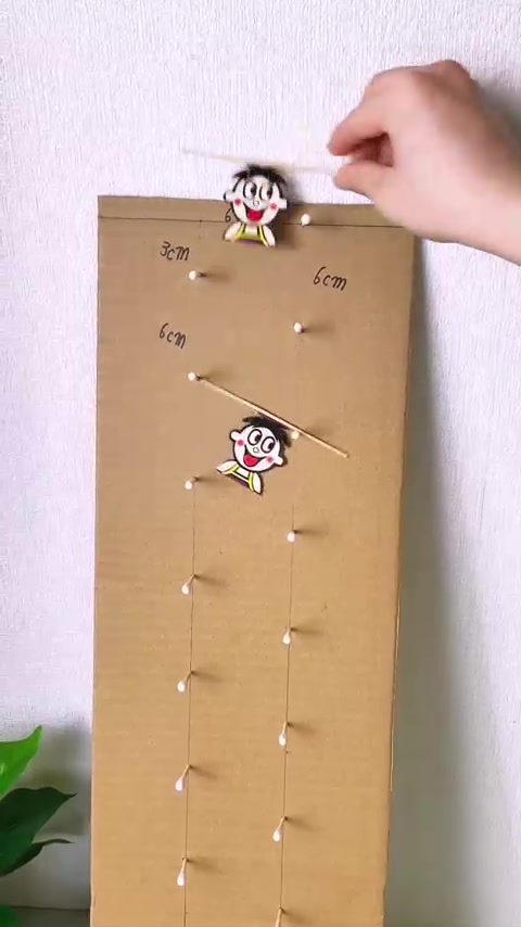 用废旧纸箱做一个超级有趣的自制玩具，跟孩子一起来吧