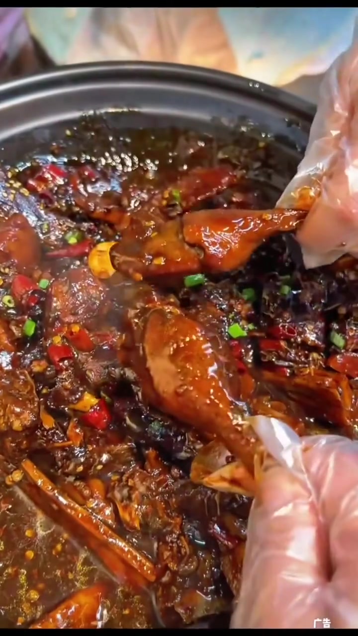 黑鸭煲配热干面,辣味十足,回味无穷!武汉美食