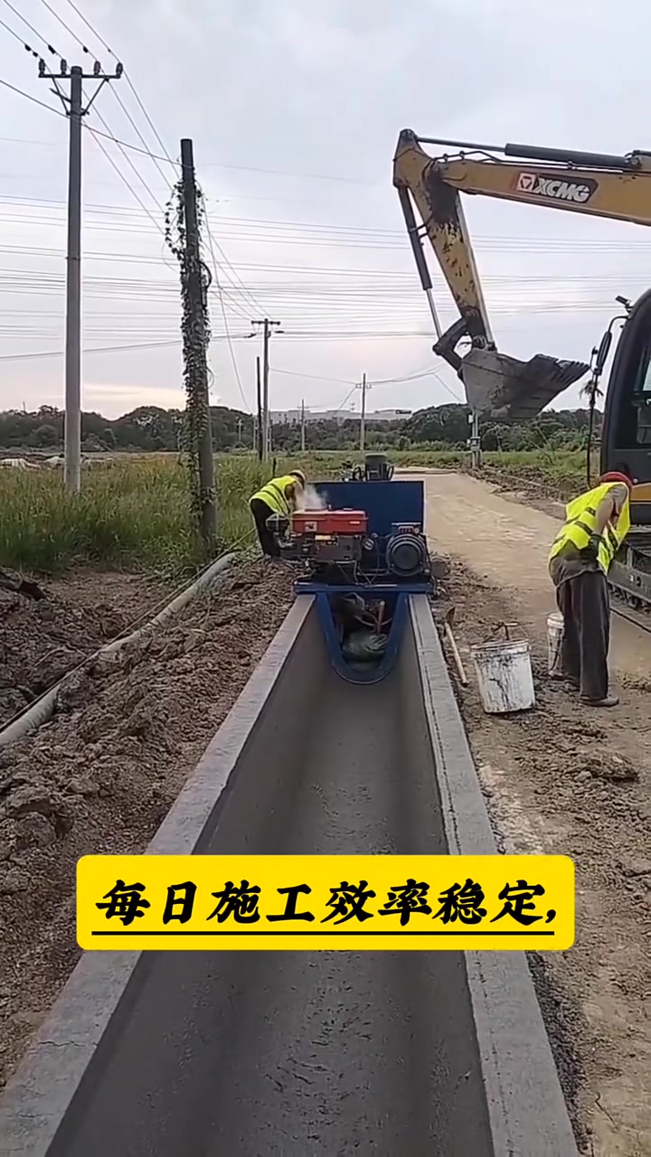 水渠一次成型机 混凝土浇筑排水沟滑模机#农村建设 #水沟滑模机 #水渠衬砌机定制 #水渠成