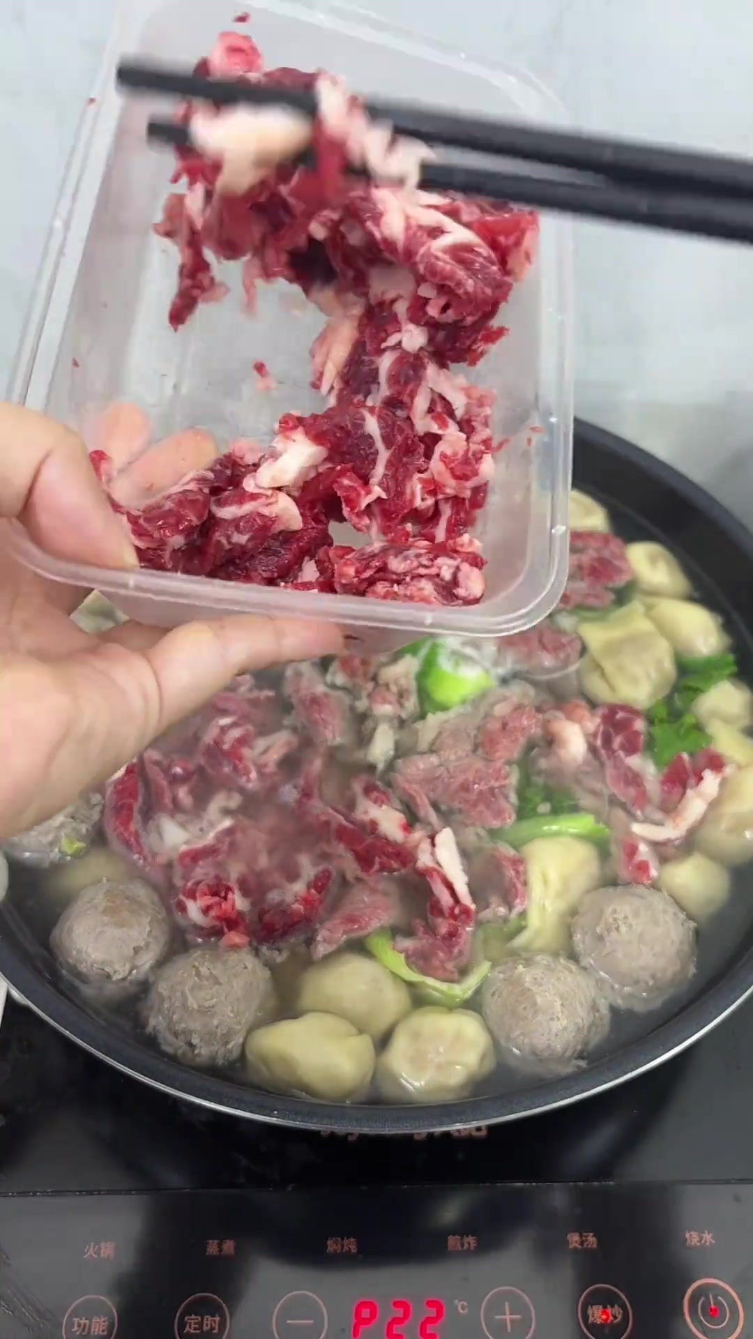 今天给孩子们煮牛肉饺子汤吃