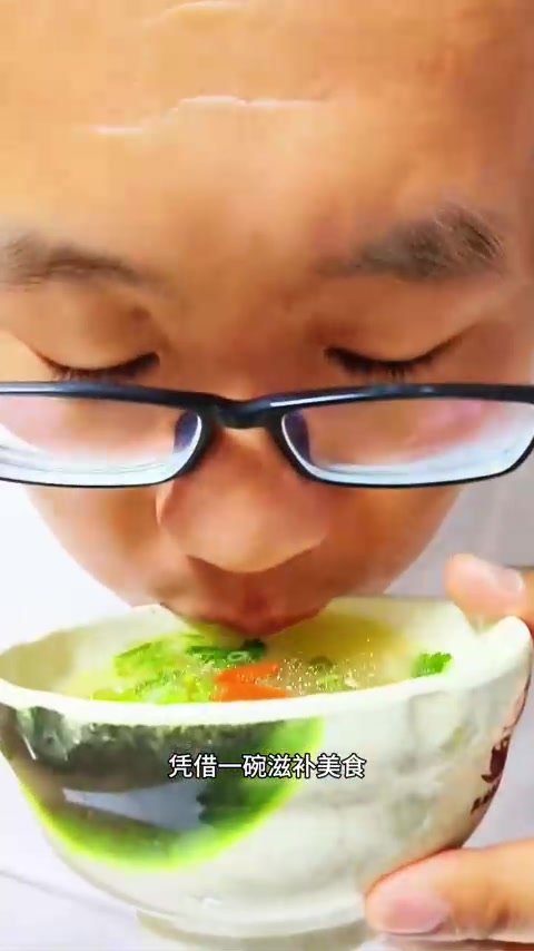 药膳炖乳鸽汤鲜肉香，回味清甜，补血补气的效果特别好