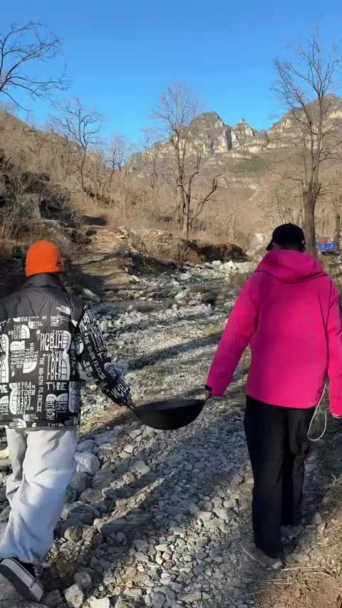 人多吃点啥？热乎乎的铁锅炖羊排，汤太鲜了