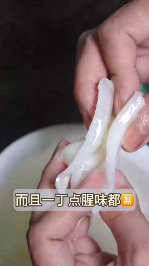 靓汤来啦！黑松露花胶汤，汤色金黄好鲜甜