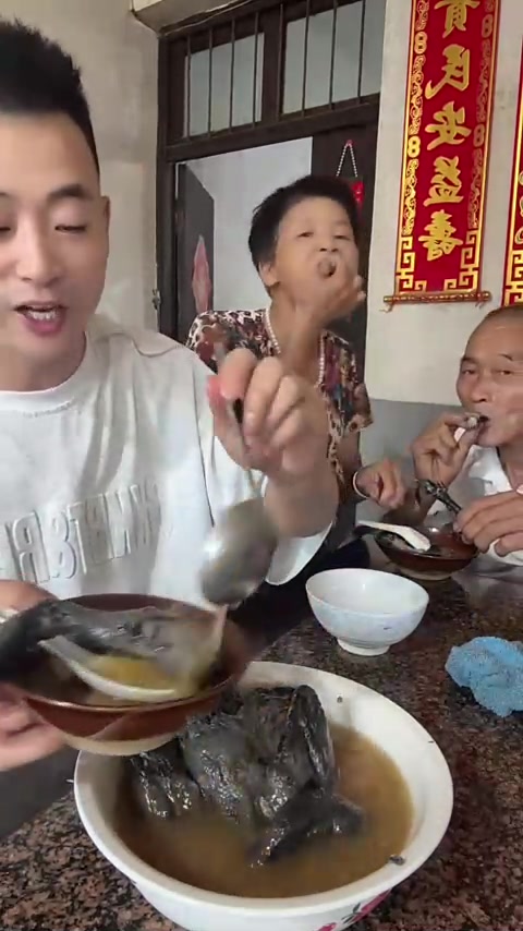 农家散养乌骨鸡，肉质细腻，口感纯正，营养丰富，红烧炖汤都好吃