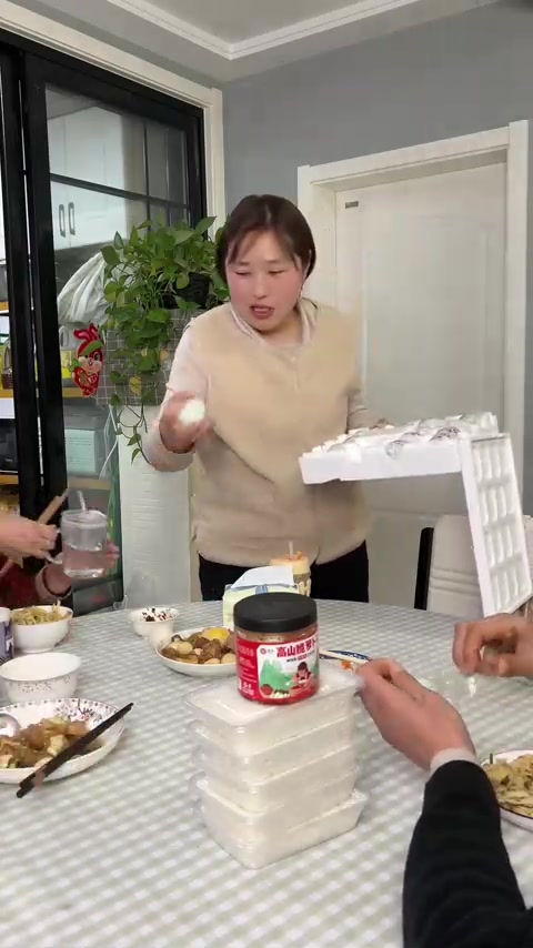 盒饭剩菜主食分工友，分咸鸭蛋起沙流油不齁咸，适合过年送人