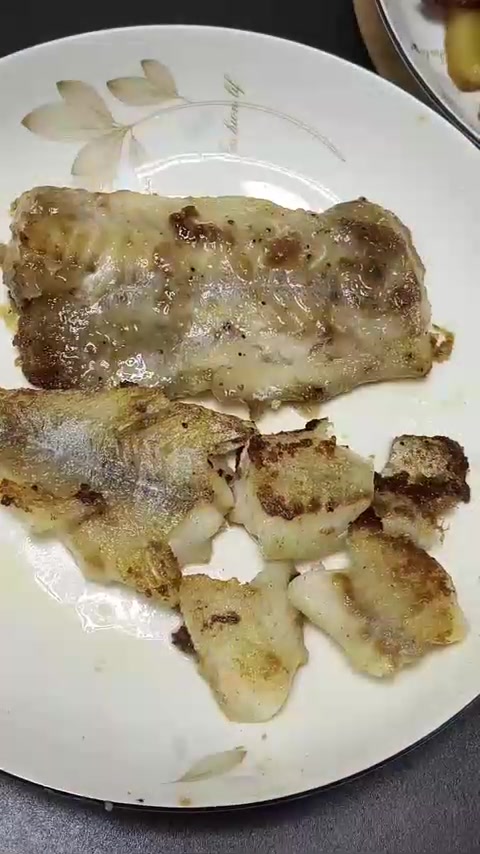香煎鱼排外焦里嫩，土豆片炒腊肉腊味十足