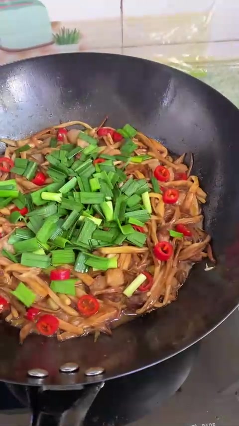 不知道吃什么菜？试试金针菜炒肉，做法简单，脆脆的很下饭