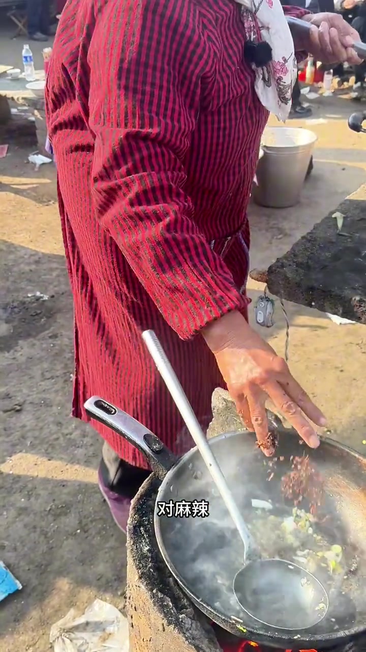农村大集猪肉摊麻辣猪头肉炒的一绝