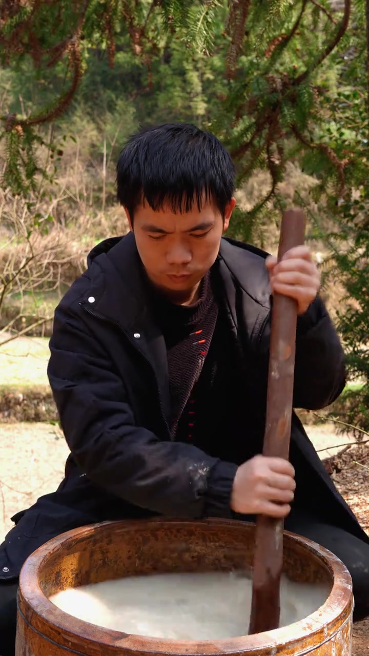 田里挖新鲜马蹄,洗净捶烂过滤取粉,蒸出农家原味马蹄糕